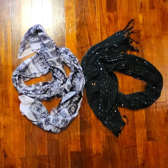 ⭐️ Scarf Bundle Forest Green with Sparkles and White  Paisley Design - Picture 1 of 3